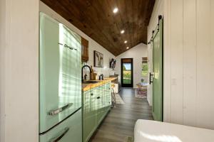 Serene and Cozy Cabin near Gilchrist Blue Springs, Perfect for a Small Town Florida Getaway