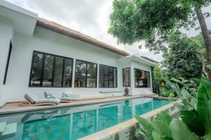 Infinity Pool Villa with Jungle & River View