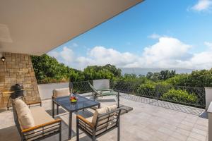 Hidden Pool House With Sea View - Happy Rentals