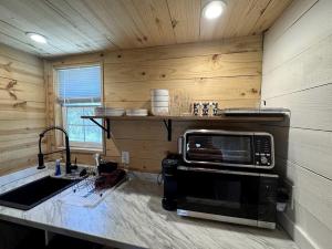 Cozy Tiny Cabin with Rustic Charm near Mineral Wells, Texas