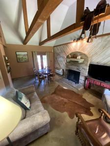 Western-Themed Cabin with Hot Tub, Fireplace & Pool Access near Meadow Retreat in Texas