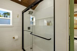 Gorgeous and Modern Cabin near Poe Springs Park, Perfect for a Weekend in Nature