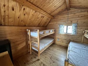 Rustic Extended-Stay Camping Cabin with Scenic Outdoor Amenities near Local Attractions in Fruita, Colorado