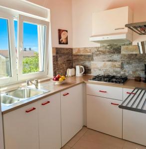 Family apartment Oros Medulin, with a pool, ggd