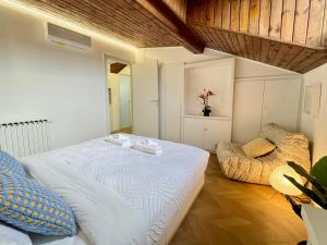 CASAQUA Designer Loft Apartment in Milan, Istria Subway Exit, Convenient Transportation