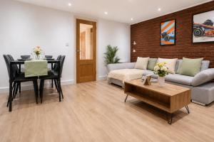Promo Rate - Spacious 4BDR Shoreditch Flat, walk to Brick Lane & Liverpool Street