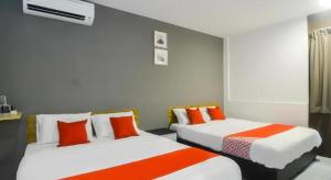 Super OYO 89465 Golden Lounge