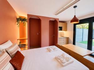 Stylish Garden Escape - Jacuzzi, BBQ & Parking