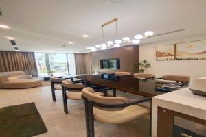 Regal Victoria Retreat Villa by Emily in Town