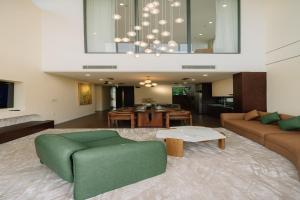 Regal Victoria Retreat Villa by Emily in Town