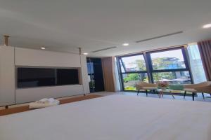 Regal Victoria Retreat Villa by Emily in Town