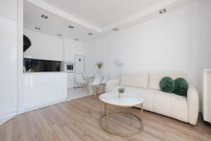 Stylish Apartment with Parking in Warsaw Wilanow District by Noclegi Renters