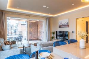Luxury 2 bedroom apartment with private parking