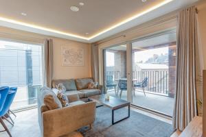 Luxury 2 bedroom apartment with private parking