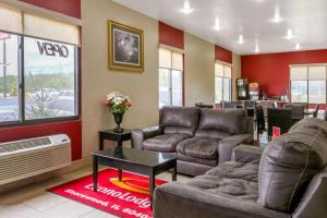 Econo Lodge Shorewood