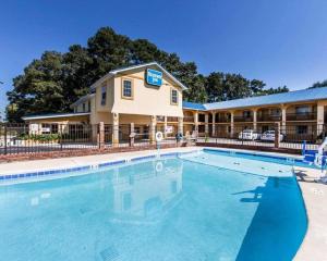 Days Inn by Wyndham Calhoun GA I-75 and US-41