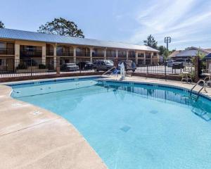 Days Inn by Wyndham Calhoun GA I-75 and US-41