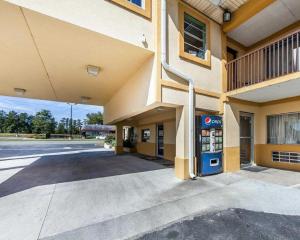 Days Inn by Wyndham Calhoun GA I-75 and US-41