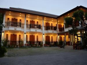 Give Me 5 Hostel