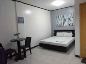 OYO 814 Lauriens Budget Hotel