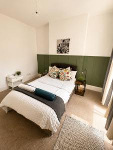 Modern 5BR Newport Home Sleeps 10 Free Parking