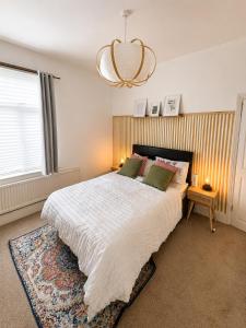Modern 5BR Newport Home Sleeps 10 Free Parking