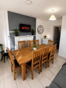 Modern 5BR Newport Home Sleeps 10 Free Parking
