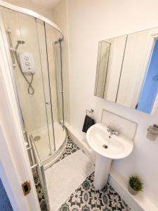 Modern 5BR Newport Home Sleeps 10 Free Parking