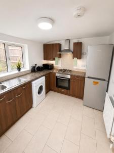 Modern 5BR Newport Home Sleeps 10 Free Parking
