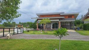 บ้านน้ำผึ้งโฮมสเตย์ Pool & Garden
