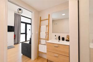 Caracol - Entire Apt - Near Beach and Stadium by Río Turia Apartments