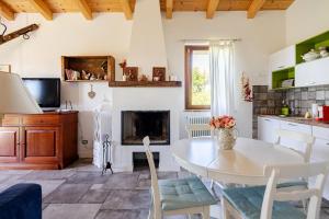 Umbrian olive grove cottage- pool & garden retreat