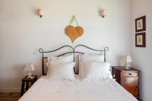 Umbrian olive grove cottage- pool & garden retreat