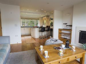 6 Knowle Court