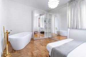 Deluxe Suite Apartment - 2min sea + Balcone