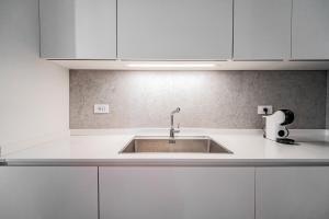 Deluxe Suite Apartment - 2min sea + Balcone img6