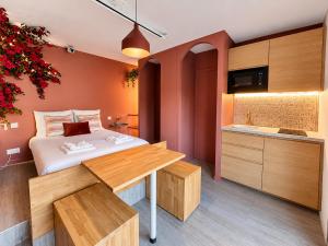 Stylish Garden Escape - Jacuzzi, BBQ & Parking