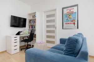 Black and Blue Apartment in Warsaw with Desk and Parking by Noclegi Renters