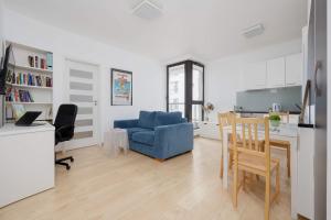 Black and Blue Apartment in Warsaw with Desk and Parking by Noclegi Renters