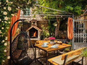 Old Town Sole Mediterranean Garden