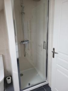 Grande chambre lit double avec SDB et WC privés
