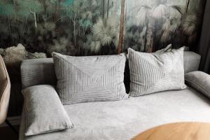 GOLDEN HAUS Opole - Black Velvet & Dark Elegance