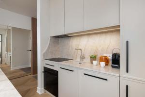 Elegancki Apartament z Miejscem do Pracy i Balkonem w Krakowie by Noclegi Renters