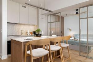 Elegancki Apartament z Miejscem do Pracy i Balkonem w Krakowie by Noclegi Renters