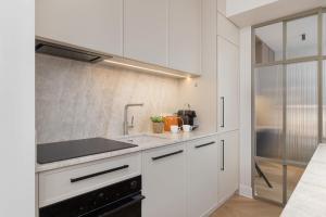 Elegancki Apartament z Miejscem do Pracy i Balkonem w Krakowie by Noclegi Renters