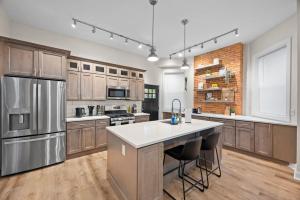 6BR Group Retreat w BBQ, Game Room, and Parking