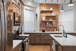 6BR Group Retreat w BBQ, Game Room, and Parking