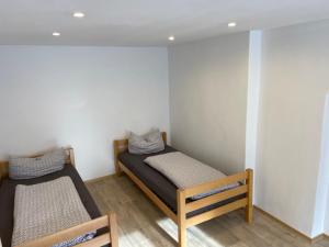 NEU EG Ferienwohnung bis 4 Personen im Naherholungs u Seengebiet