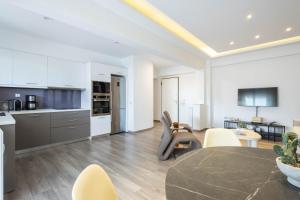 An Impressive 2 bdr Apt in Glyfada
