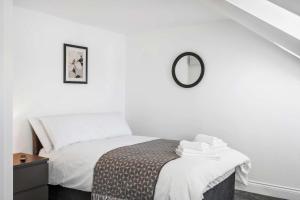 Large 6-Bed House - 5 Bathrooms w Free Parking by StaySejour
